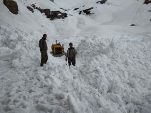 Snow clearance work on near Rohtang pass