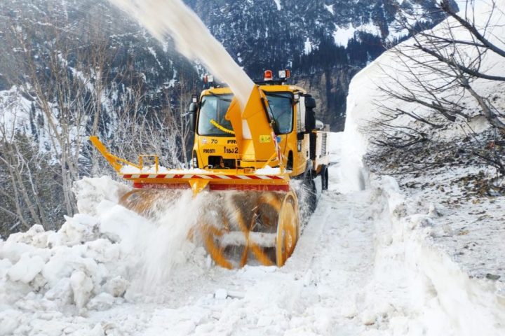 A snow cutter clears snow from Manali - Leh highway