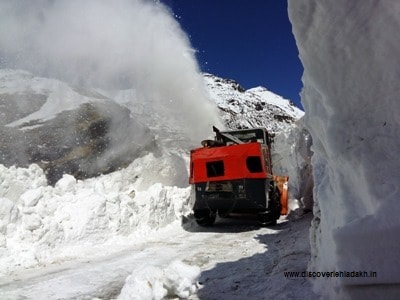 Snow clearance from Leh highway