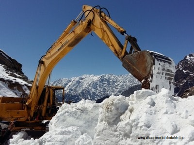 BRO jawans clear snow from Manali Leh highway