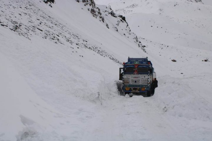 Oil tanker stuck at Rohtang pass