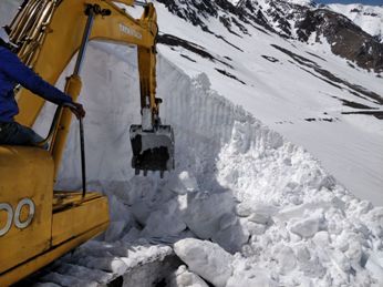 BRO clears snow from Ladakh road