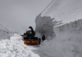 Snow clearance on Manali Leh road