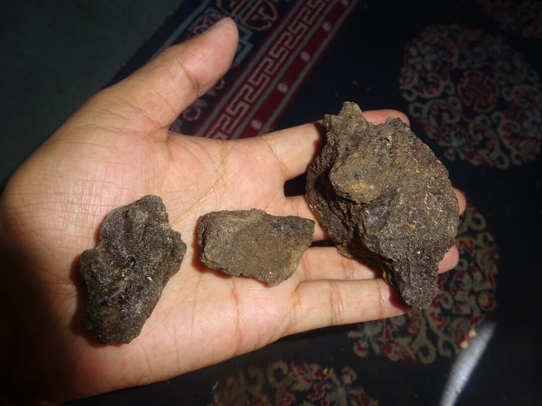 Shilajit rocks
