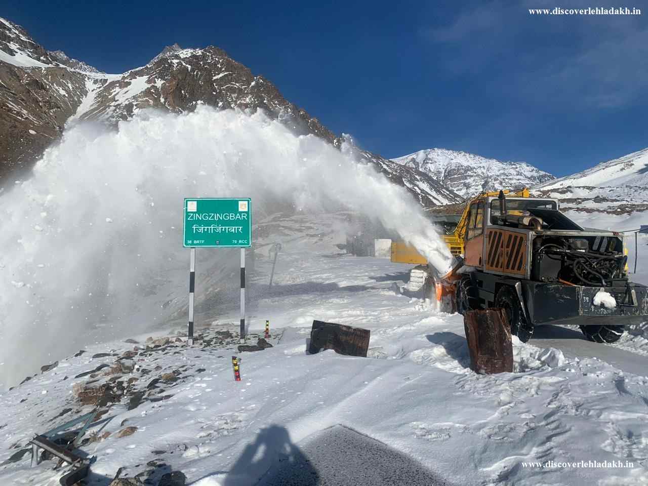 Snow blower of BRO clears snow at Zingizingbar