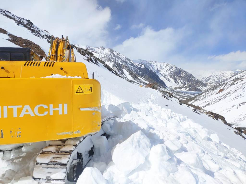 Snow clearance at Baralacha pass