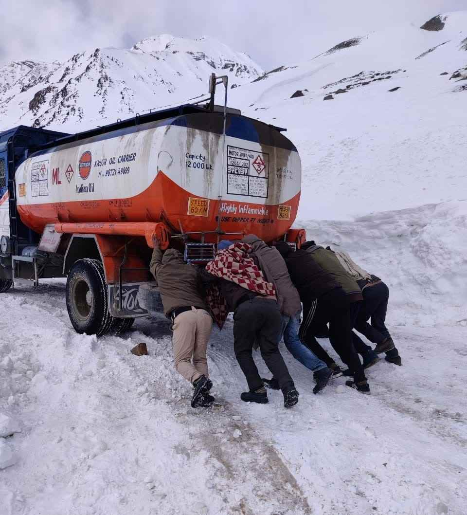 Vehicle stranded at Baralacha pass