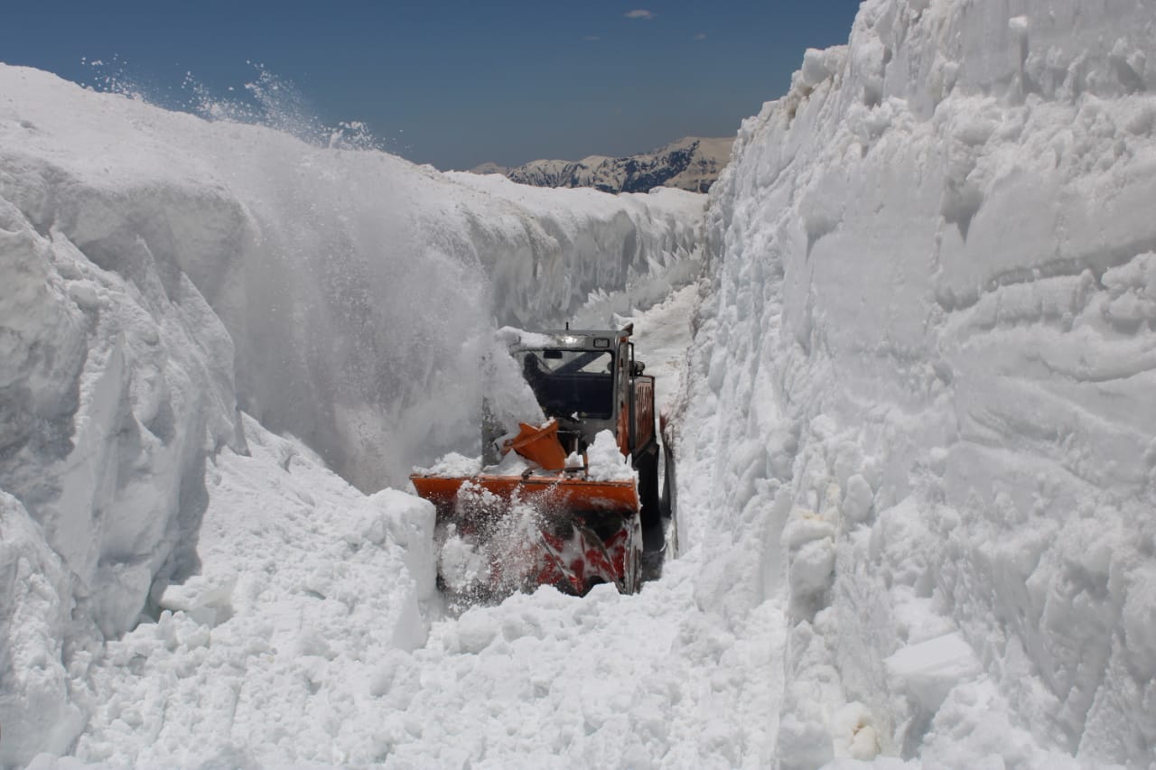 Snow clearance at Baralacha pass
