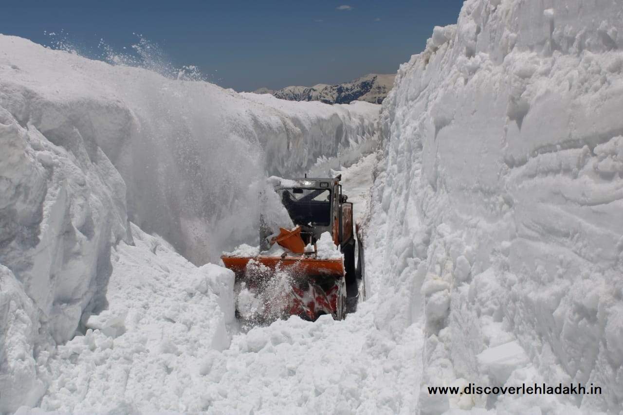 Snow clearance on Manali-Leh highway