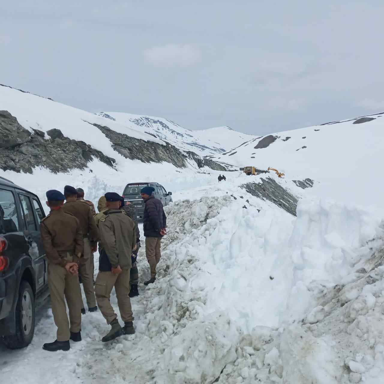 BRO officials take stock of Darcha-Shinkula-Padum road