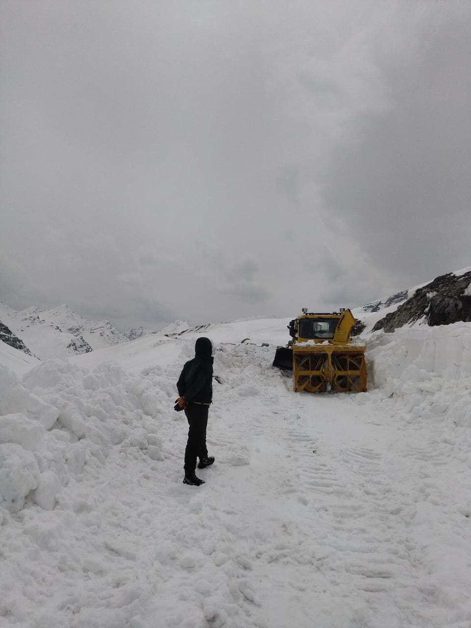 Snow clearance on Darcha-Shinku-la - Padum road